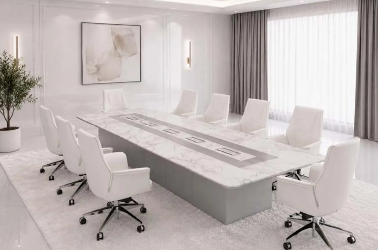 Diseño a medida: mesa de reuniones de gran formato con sobre de mármol blanco y sillería tapizada en blanco
