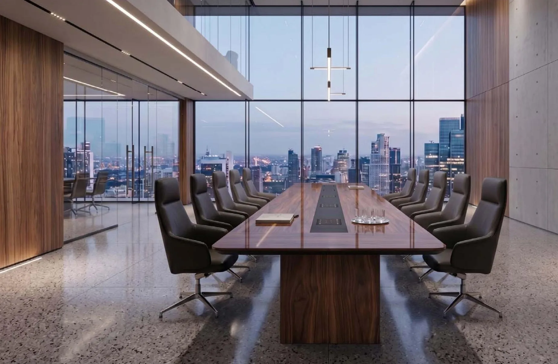 Diseño a medida: sala de consejo con mesa de nogal, sillones de piel y vistas a la ciudad