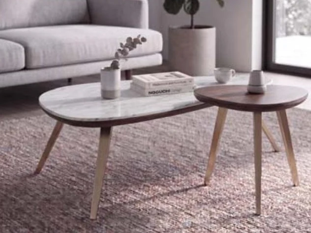 Mesas auxiliares modernas con sobre de mármol y de madera, en ambiente de salón