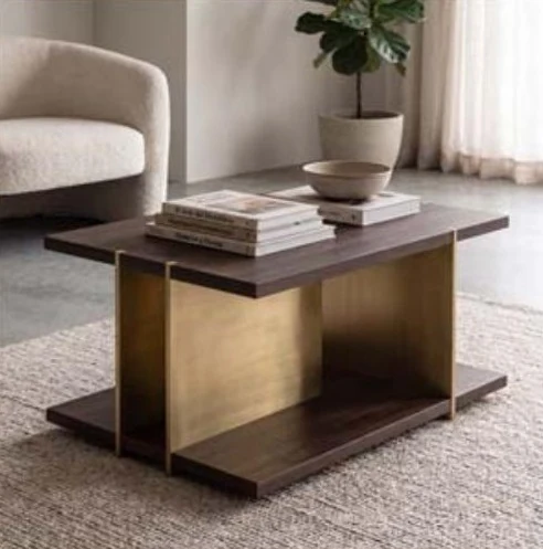 Mesa de centro moderna en nogal y latón con estantes