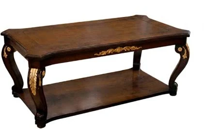 Mesa de centro clásica con patas talladas y detalles dorados